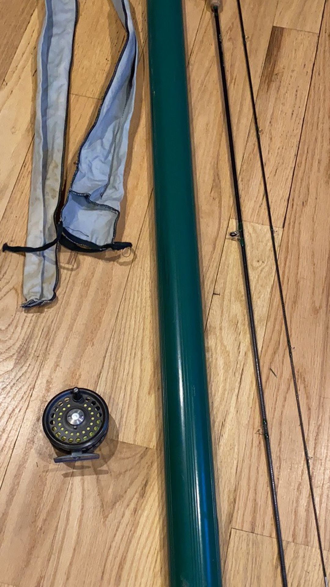 Like new Orvis graphite green mountain series rod, reel, line, rod sock and case - 8ft for 6wt line.