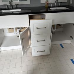 Vendo este gabinete para baño y los espejos la lámpara si le interesa hágame saber