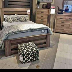 Deliver & Finance Available 👍🏼New Zelen Queen Panel Bed, Dresser,  Mirror and Nightstand 👍🏼👍🏼 4 Piece Queen Bedroom Set