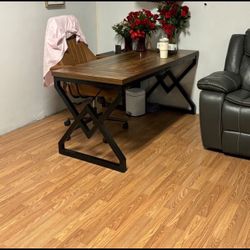 Bello Escritorio Con Su Silla Usado Por Un Mes $160 Por Los 2