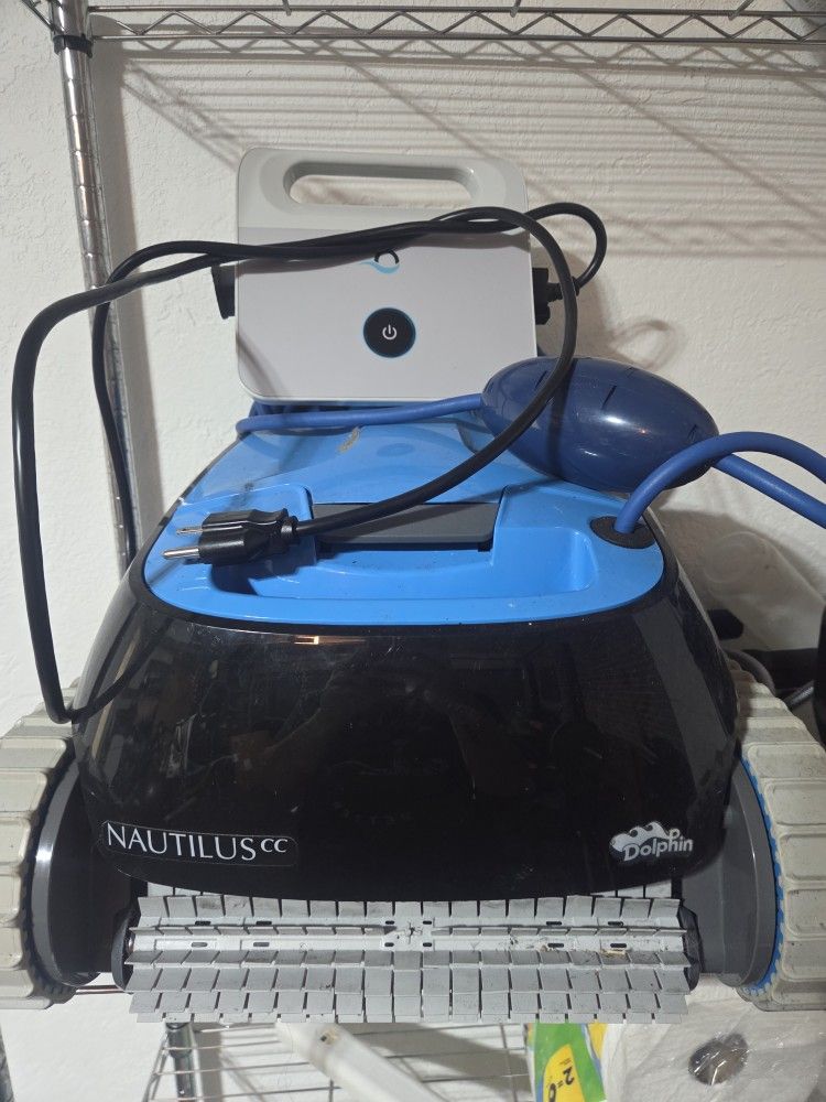 Nautilus CC Dolphin Pool Cleaner