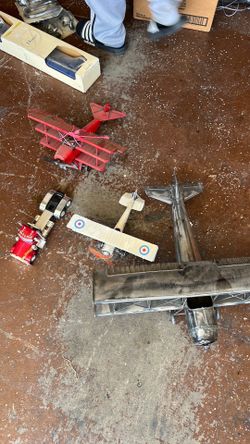 Play airplanes