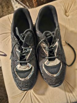 Black tennis shoes