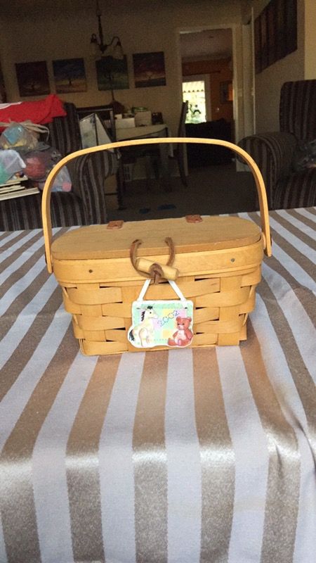 Longaberger picnic style basket purse baby feet with medallion signed 2002 with liner