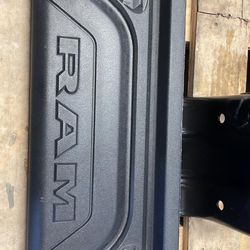 Running Boards 2019-2023 Ram 1500. Comes With Hardware For Instalación. Se habla español. 