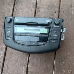 2010 Toyota RAV 4 FM And CD Player