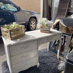 Beautiful 4 Piece Vanity / Desk Set  Wood 4 Foot L