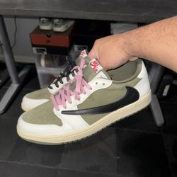Travis Scott Jordan 1 Low “Medium Olive” Sz. 11