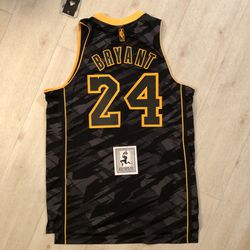 Kobe Bryant rare Adidas black/white Swingman Jersey. : r