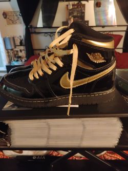 5.5 Y.......Nike
