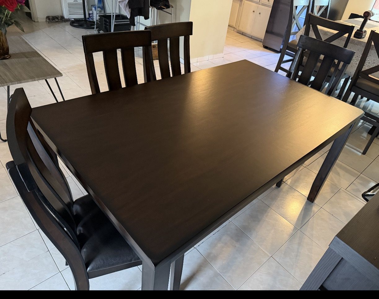 DINING TABLE 
