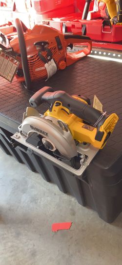 DEWALT DCS393/20-Volt MAX Lithium-Ion Cordless 6-1/2 in. Circular Saw (Tool-Only) solo herramienta