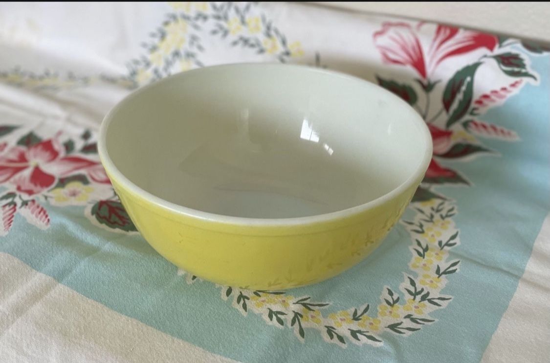 Vintage Pyrex Yellow 4 Quart Mixing Bowl