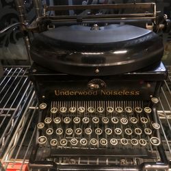 Vintage typewriter as in picture in excellent condition👍
