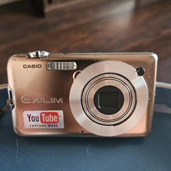 Casio EXILIM EX-S12 12.1MP Digital Camera W/ Charger Battery