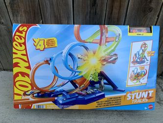 Hot Wheels Stunt Tracks Mid-Air Crash Playset and Car 