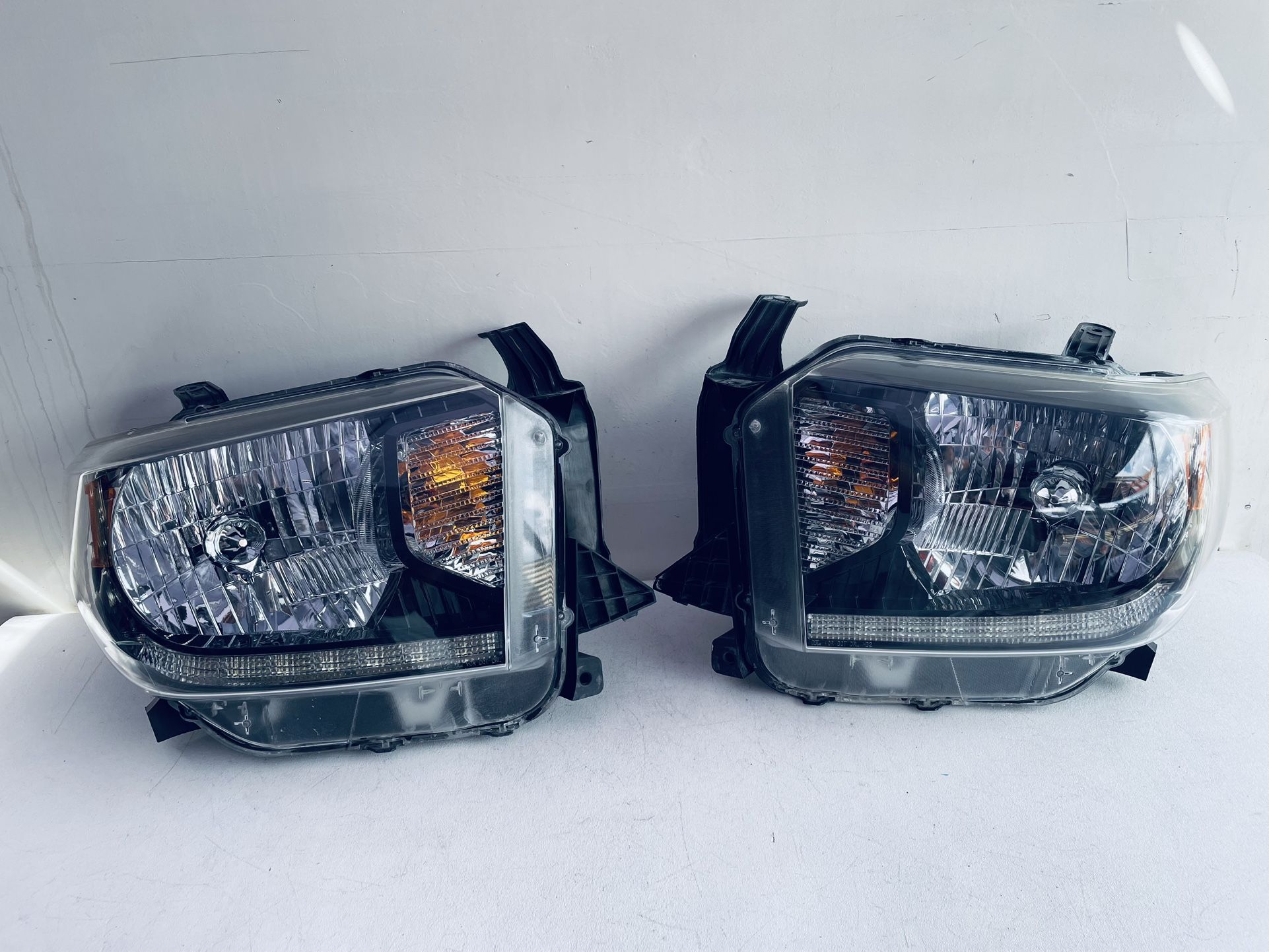 2014-2017 TOYOTA TUNDRA LEFT AND RIGHT SIDE HEADLIGHT OEM