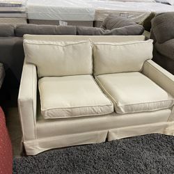 LOVESEAT  🚚🚚 WE CAN DELIVER 🚚🚚
