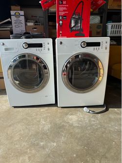 Matching GE front-load washer and electric dryer set in great working condition.