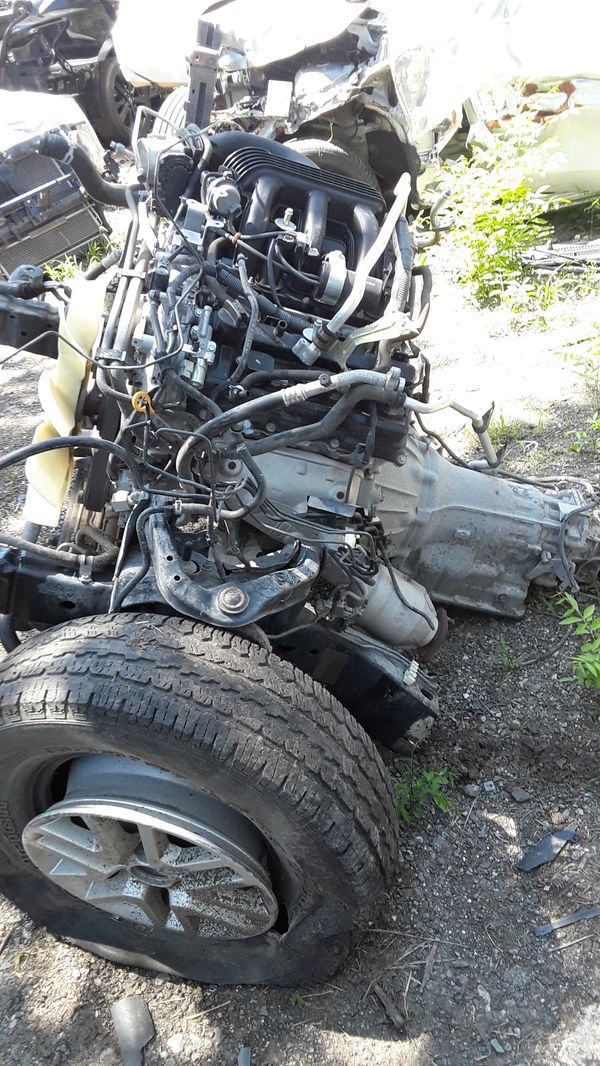 Motor y trasmisión nissan frontier con 30k millas y otras partes for
