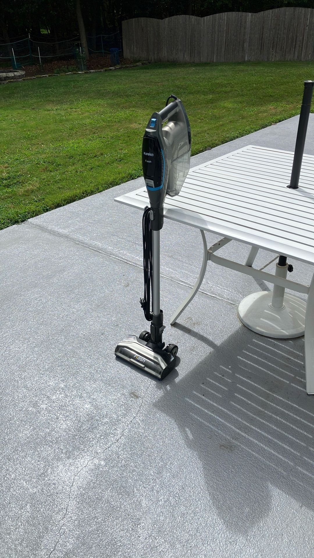 VACUUM CLEANER EUREKA FLASH with Sweeping Head Great For Floors & Rugs Works Great π
