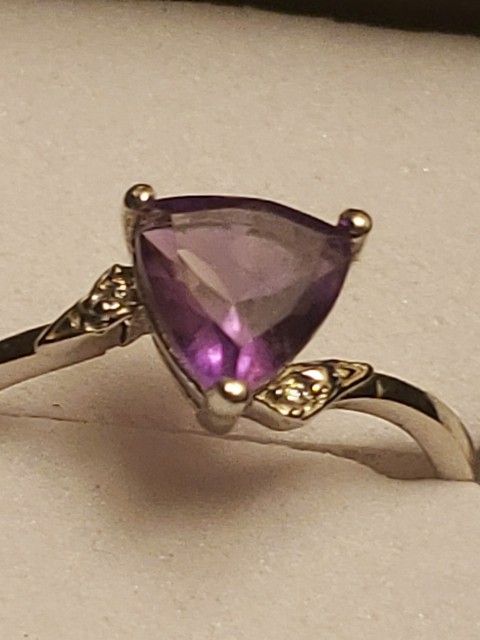 💍10kt white gold .35 trillion cut 💎amethyst gemstone with 2 white 💎diamond accents ring size 7