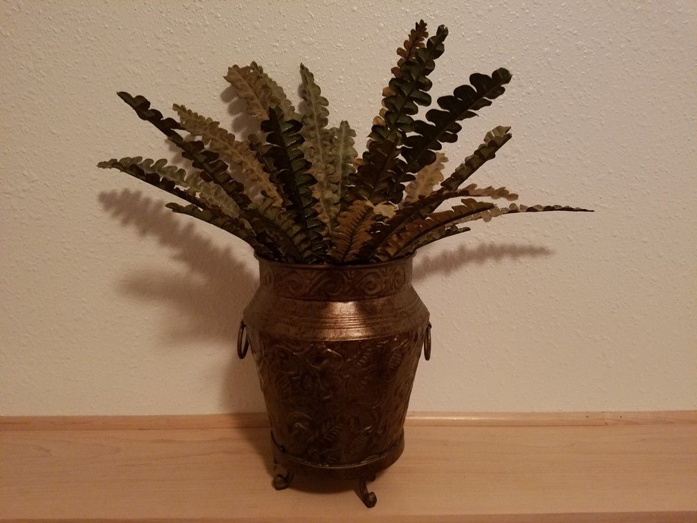 $20 OBO -- Metal Planter (fern included)