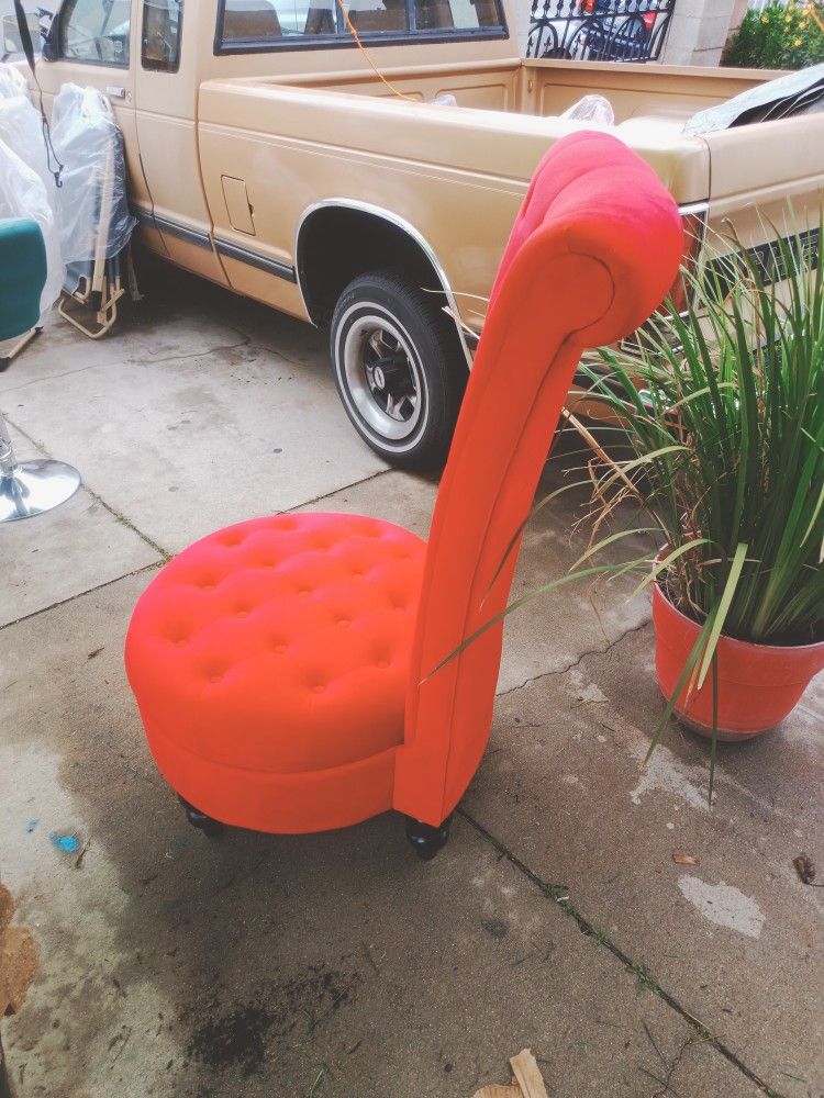 Brand NEW ~ RETRO HIGH BACK VELVET CHAIR ONLY $75