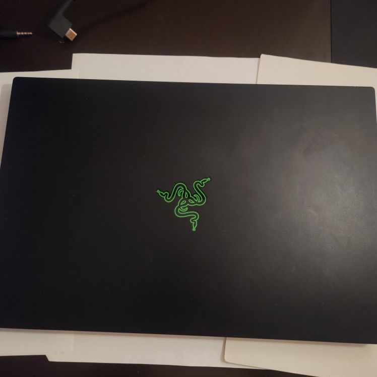 Razer 15'6 GAMING LAPTOP RTX 2070 Max-Q i7 10th Gen 4k OLED screen. 230 WATT charger included