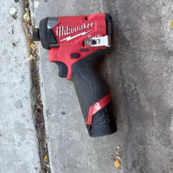 Milwaukee 12 V Drill