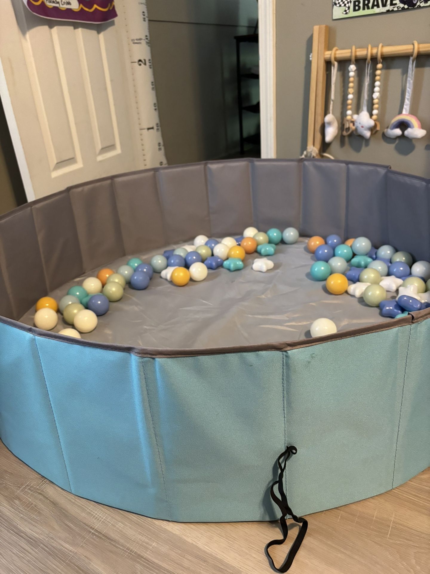 Kid’s Ball Pit With Balls