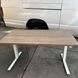 12 height-adjustable electric desks work very well