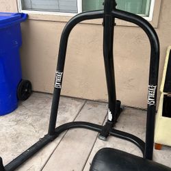 Punishing Bag And Stand // Bolsa Para Boxeo