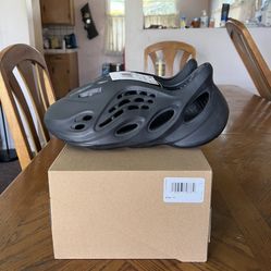 Adidas Yeezy Foam RNR Onyx Size 11