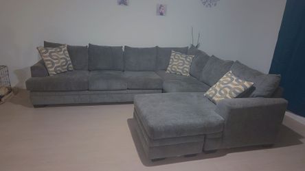 Large Gray Fabric Sectional Sofa with Ottoman
