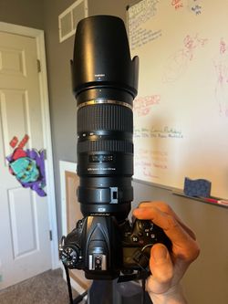 Tamron SP 70-200mm f/2.8 Di VC with lens hood