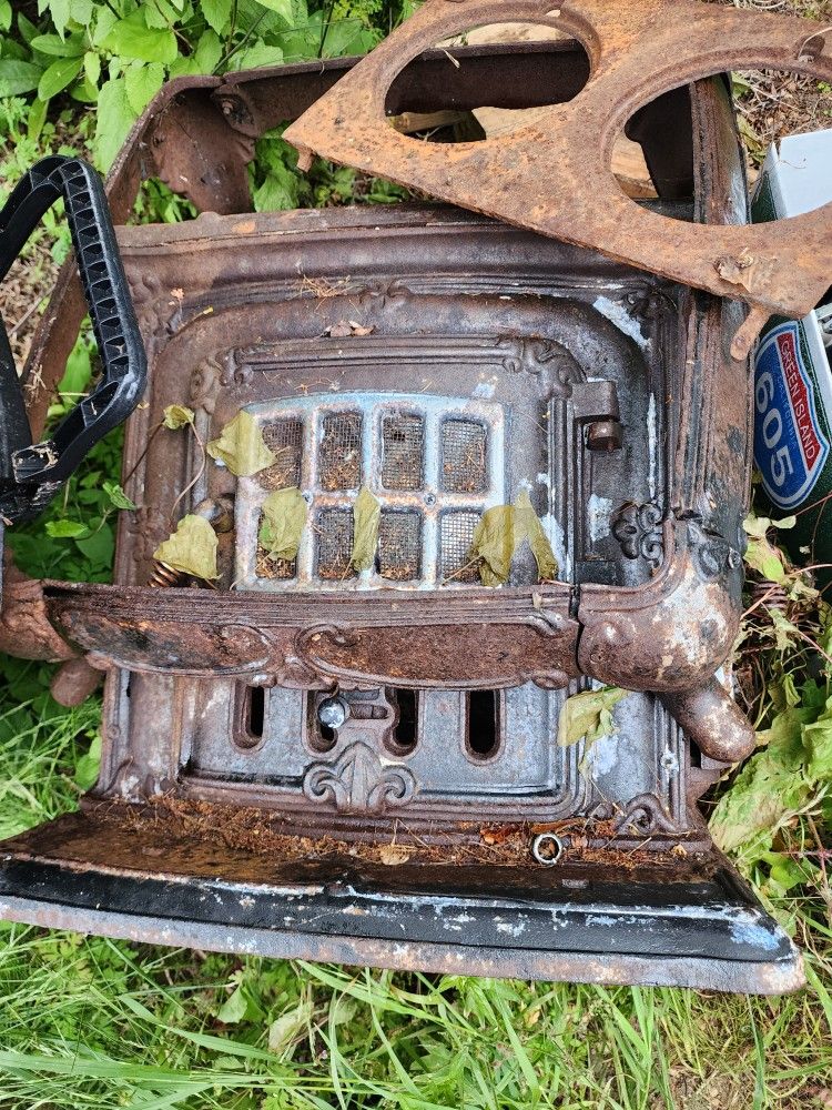 Old Cast Iron Stove! Heavy Heavy Heavy!
