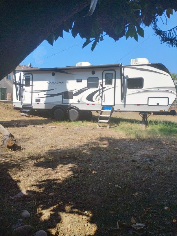 2022 Keystone Cougar RV Trailer Like New Every Thing Works ,king Size Bed, Solar Panels, New Tires,29 feet Long.