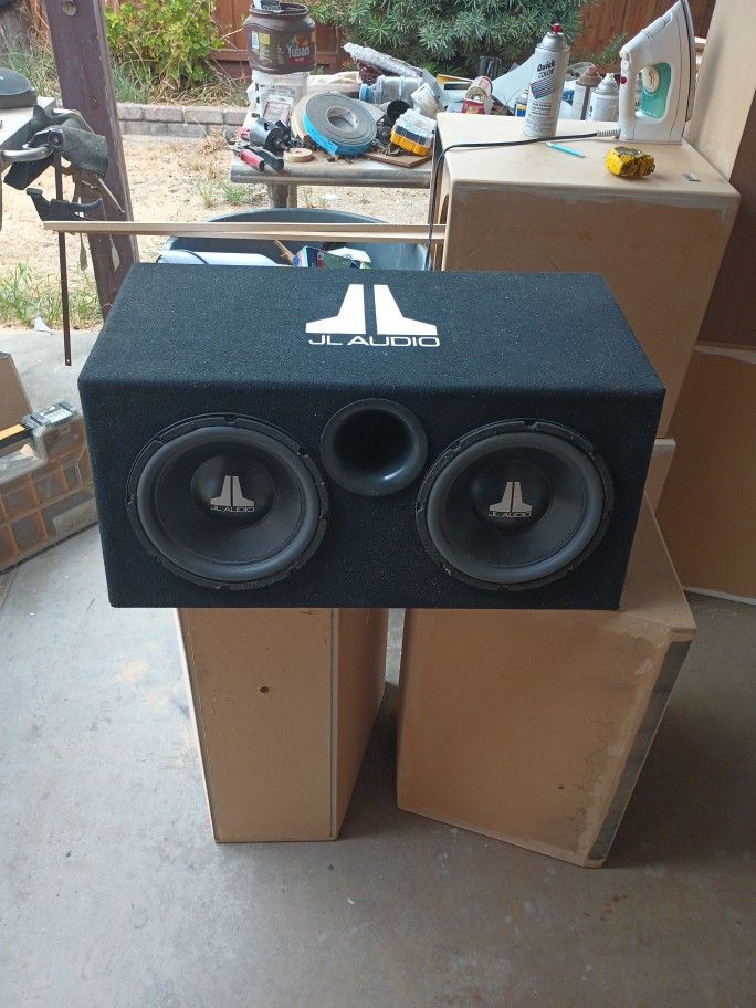 Car Box With 2 10 Inch JL Audio 10W0-8 Single Coil At 4 Ohms