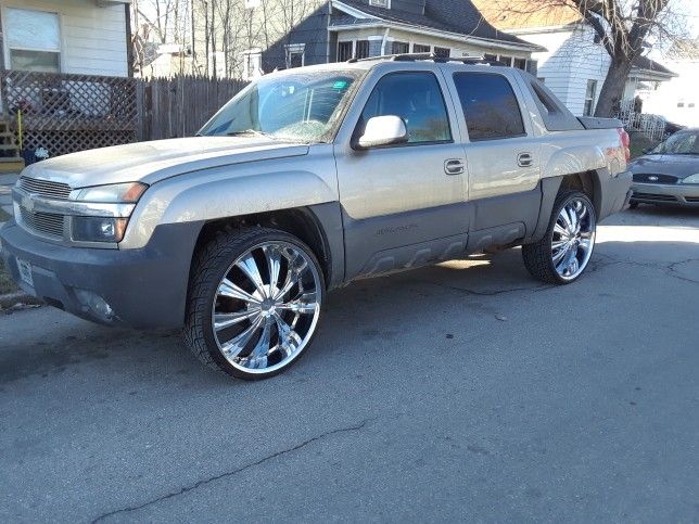 2003 Chevy avalanche with 28s 4x4