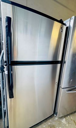 DAEWOOD Stainless Steel Top-Freezer Refrigerator – Excellent Condition!