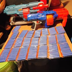 Dos pistolas de juguete y todos los cartuchos por 75