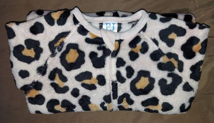 New Without Tags (NWOT)
PJ PLACE Leopard Print Fleece Footed Pajamas – Size 2T