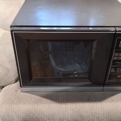 Selling a VINTAGE AMANA RADARANGE works like new Selling for 200 obo

Microwave oven