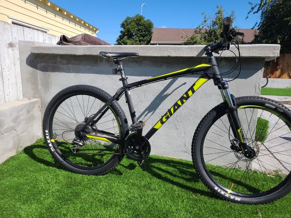 2022 Giant Talon 27.5 Rines Trabaja Bien Todo