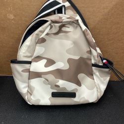 Tommy Hilfiger Crossbody Bag. Item No 463 (Shopgoodwill)