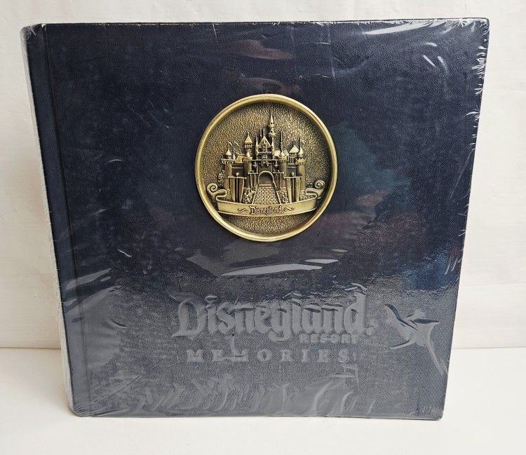 Disneyland Resort Castle Medallion Memories Photo Album 200 4"x6" Sealed Vintage