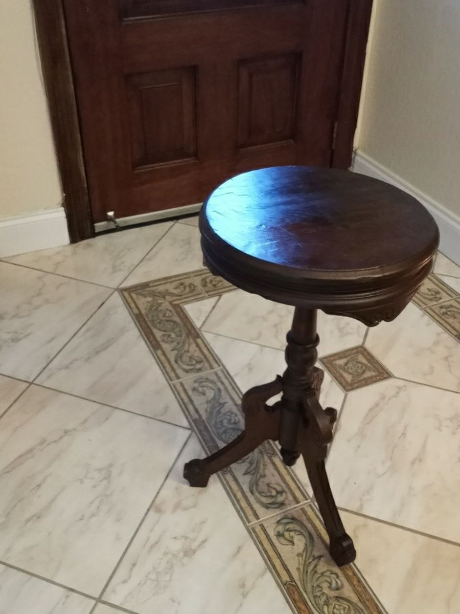 Antique Round Thred Leg End / Lamp Table Solid Mohogany Wood .