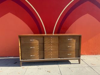 Vintage Mid-Century Modern 9-Drawer Dresser / Credenza