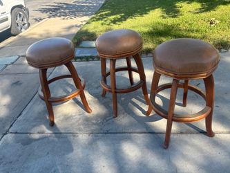 3 swivel barstools in good condition $60